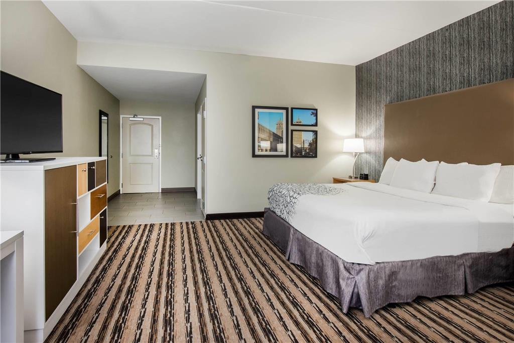 La Quinta Inn & Suites by Wyndham Buffalo Amherst - photo 23