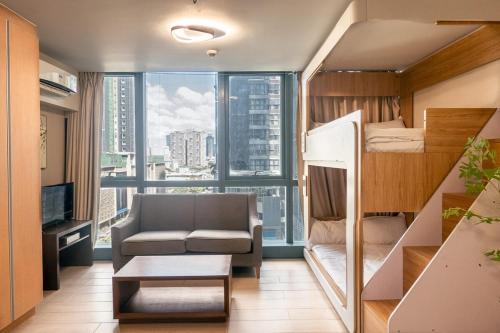 Uptown BGC Spacious Unit 1 Queen bed and Bunkbed — 4-Star Luxury Hotel in Manila, Philippines