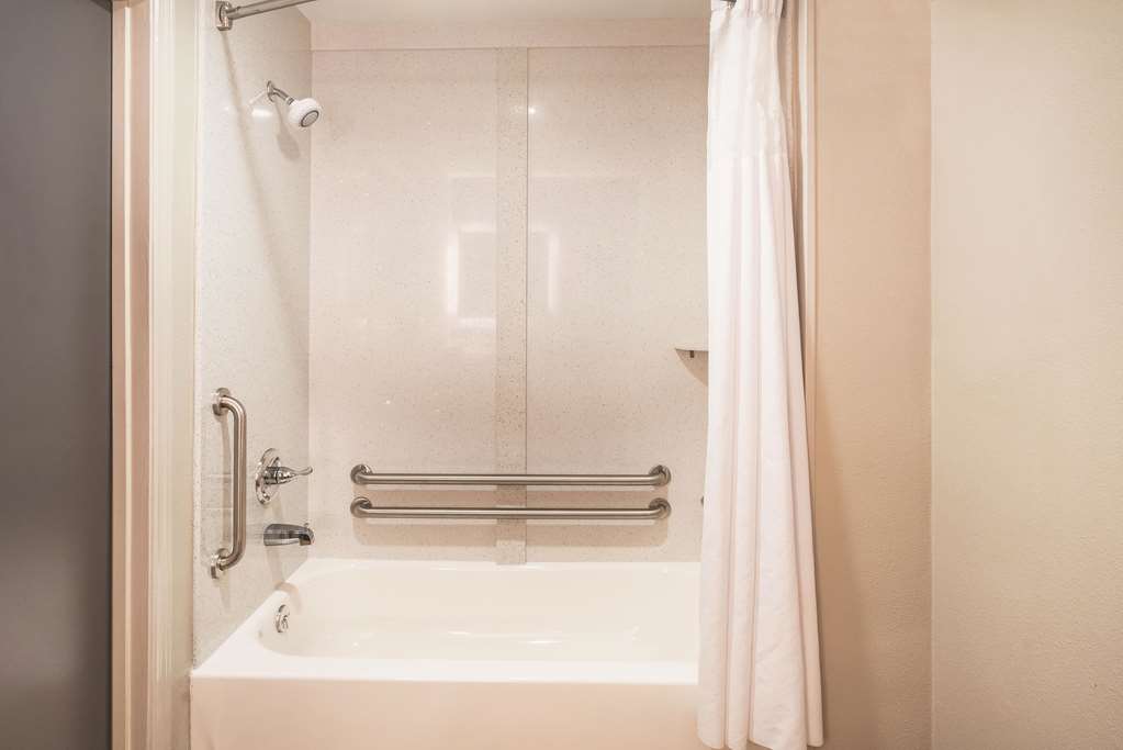La Quinta Inn & Suites by Wyndham Chattanooga Hamilton Place - photo 20