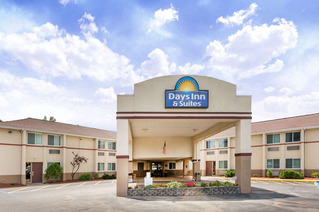 Days Inn & Suites by Wyndham Bridgeport Clarksburg - featured photo