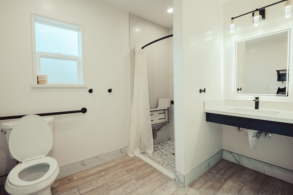 Blufftop Inn & Suites - photo 77