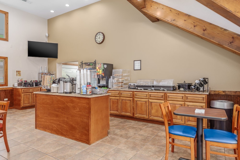Crossroads Inn & Suites - photo 78