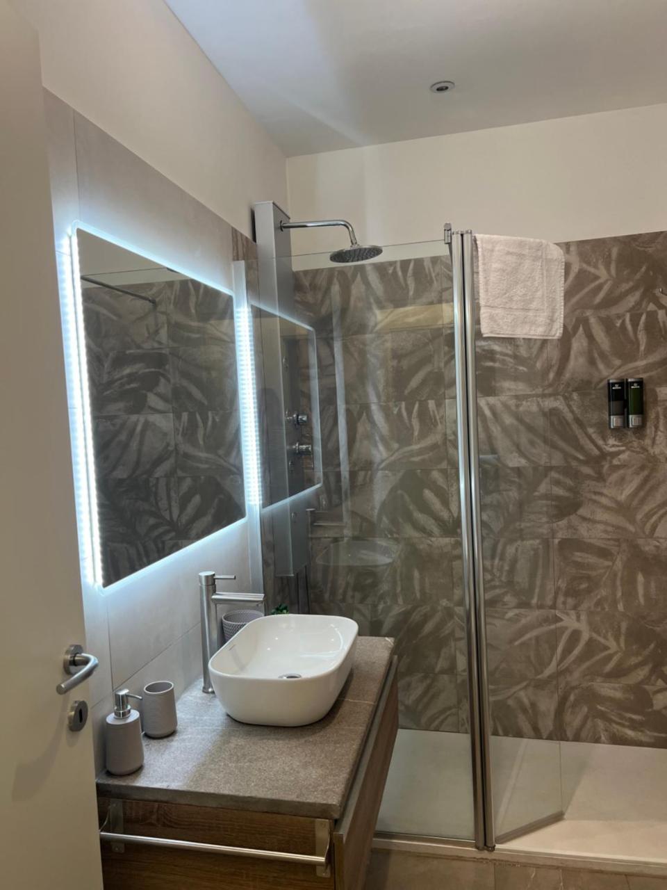 Fiori 3 Apartment — 4-Star Luxury Hotel in Milan, Italy