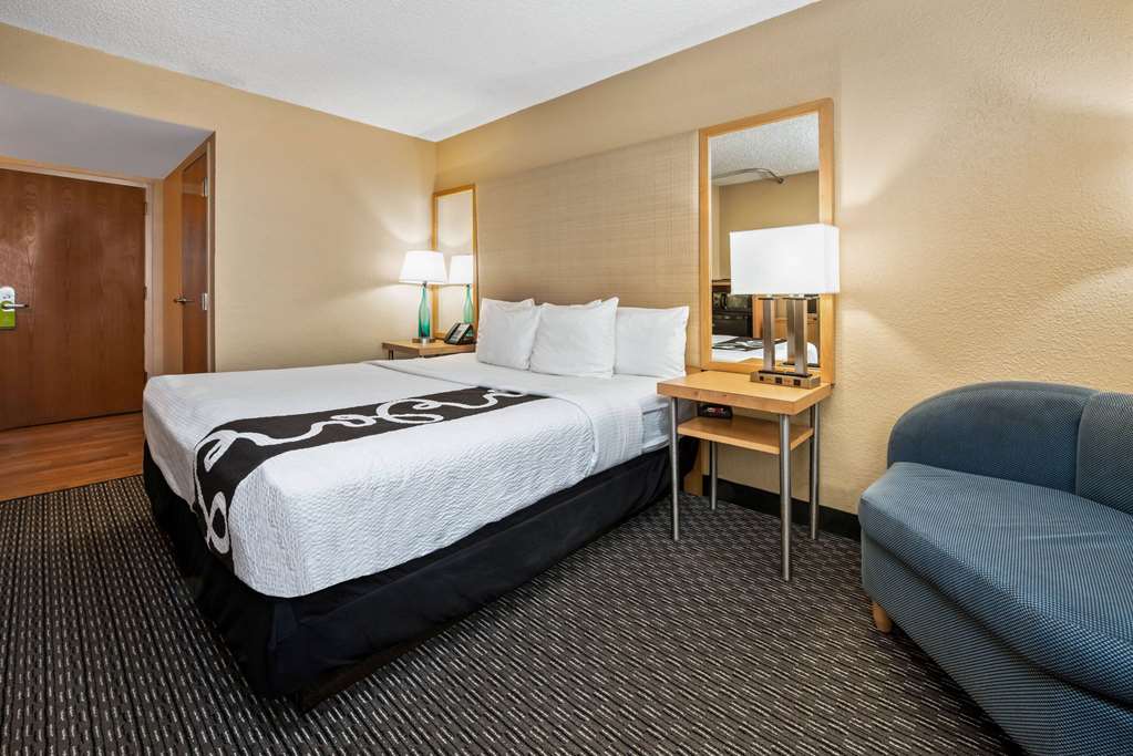 La Quinta Inn & Suites by Wyndham West Palm Beach Airport - photo 12