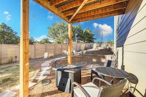Lindenmere Retreat Private Basement w Fire Pit in Monument, United States