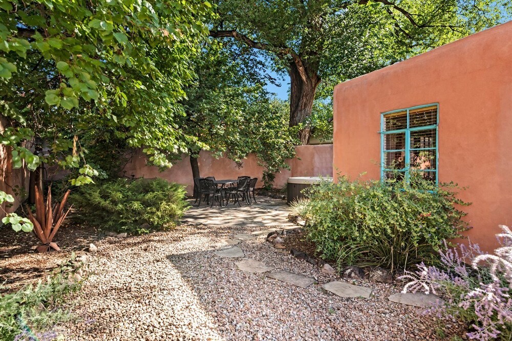 Amor Historic Adobe in the Heart of The Railyard and Downtown Santa Fe Hot Tub - photo 32