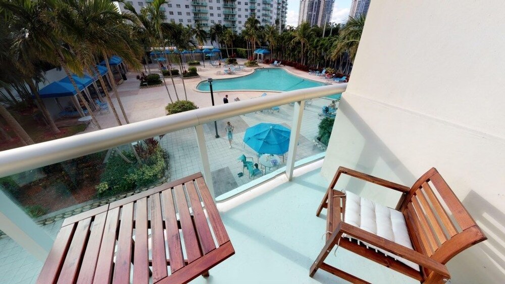 Premium 3 Bedroom Apartment Or 202 Condo — 4-Star Luxury Hotel in Sunny Isles Beach, United States