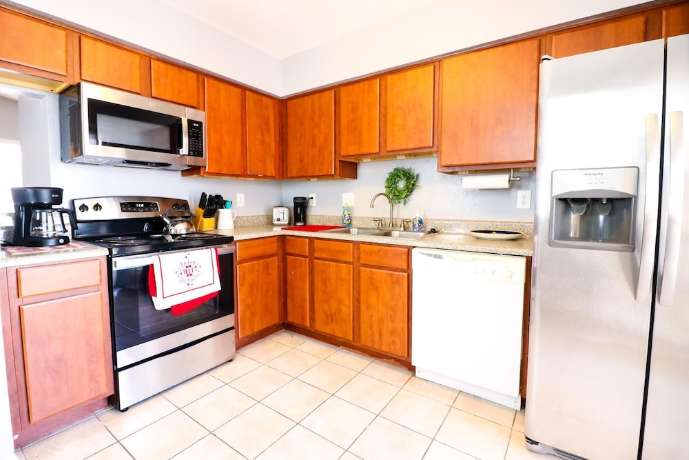 No Worries Beautiful 2 bed 2 bath at The Palms Great Location and Amenities Galore - photo 7