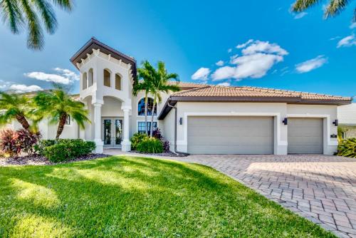 CoralVilla Dolphin`s Surf great boating location pool spa view in Cape Coral, United States
