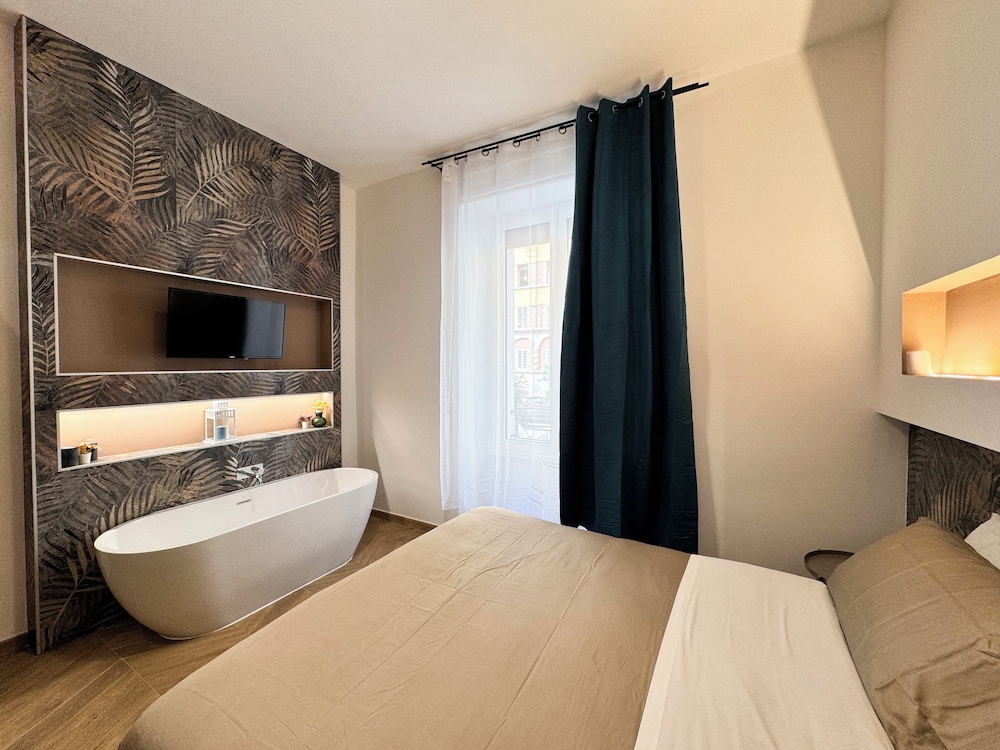 AT Simone Cavallini — 4-Star Luxury Hotel in Rome, Italy