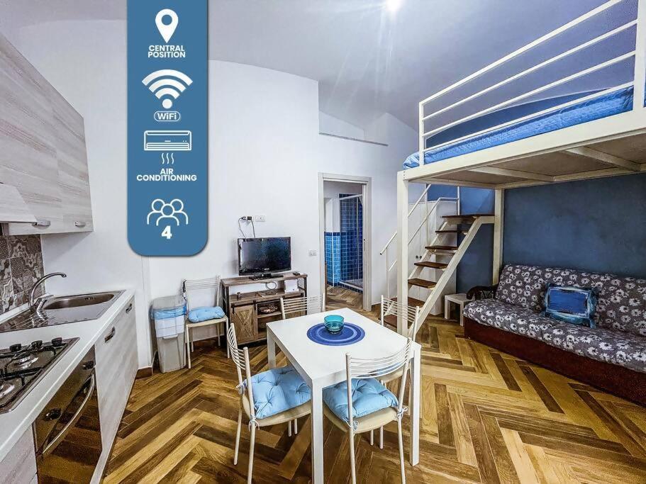 Nel cuore di Via Indipendenza Noma Blu in Gaeta, Italy