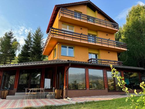 Vila Serar — 4-Star Luxury Hotel in Moieciu De Jos, Romania