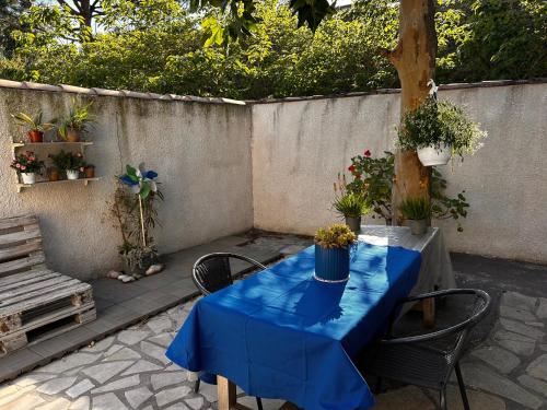 Loft Bleu Proche Plage Bandol in Sanary-Sur-Mer, France