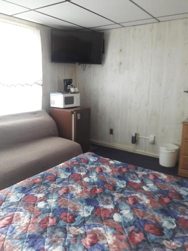 Suitcase Motel & Travel - photo 6