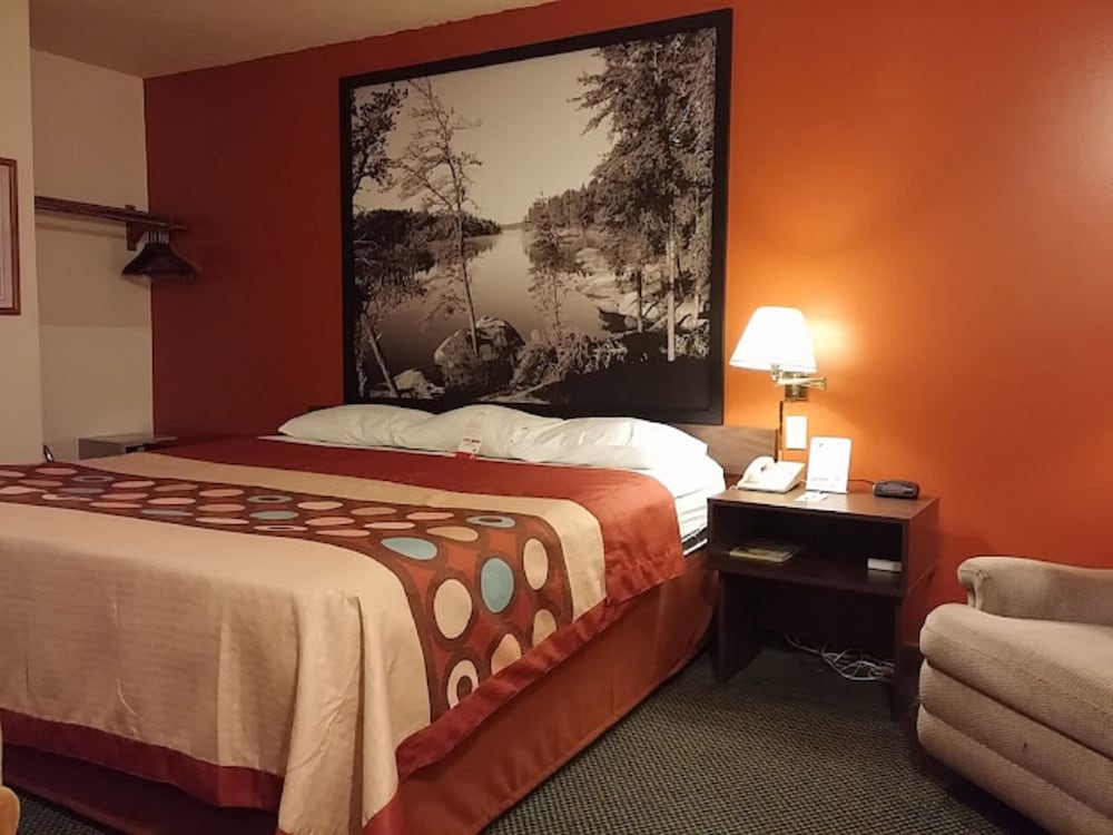 Super 8 by Wyndham Iron Mountain - photo 13