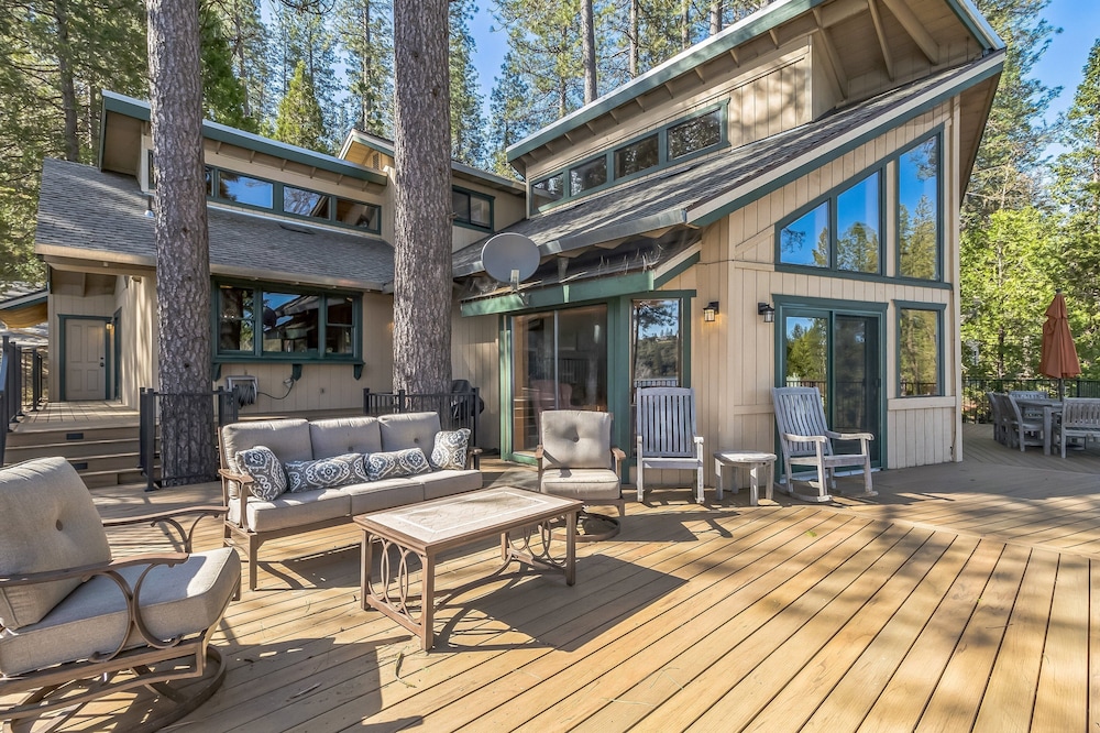 Dos Pinos Spacious Lakefront Cabin w Game Room by Yosemite Region Resorts — 4-Star Luxury Hotel in Groveland, United States