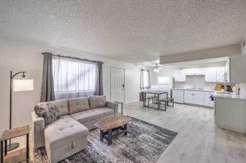 Modern Comfort Near Vegas Attractions Sleeps 6