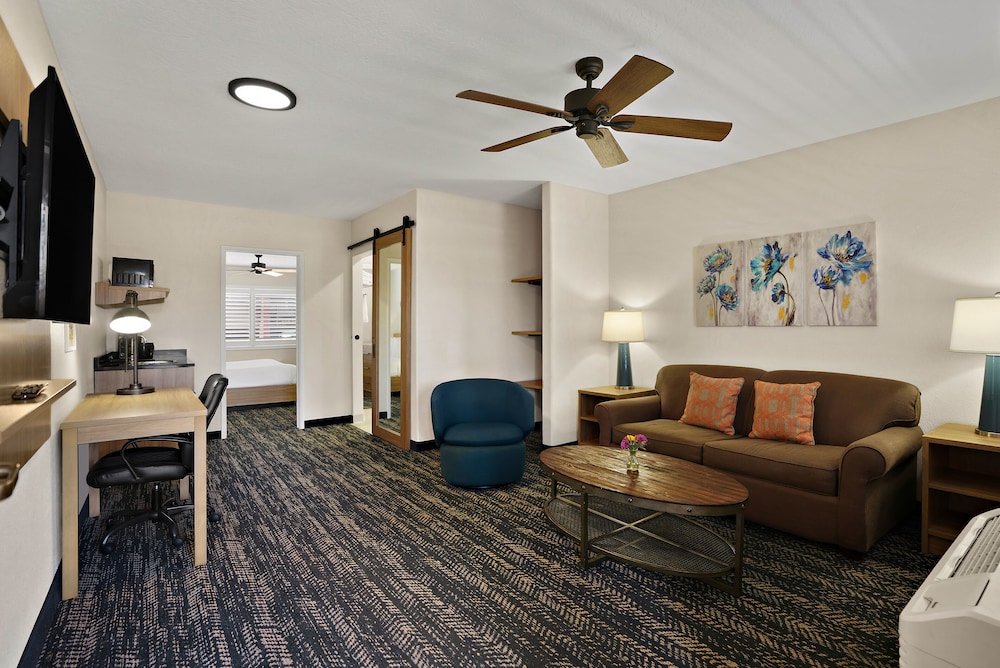 La Fuente Inn & Suites - photo 18