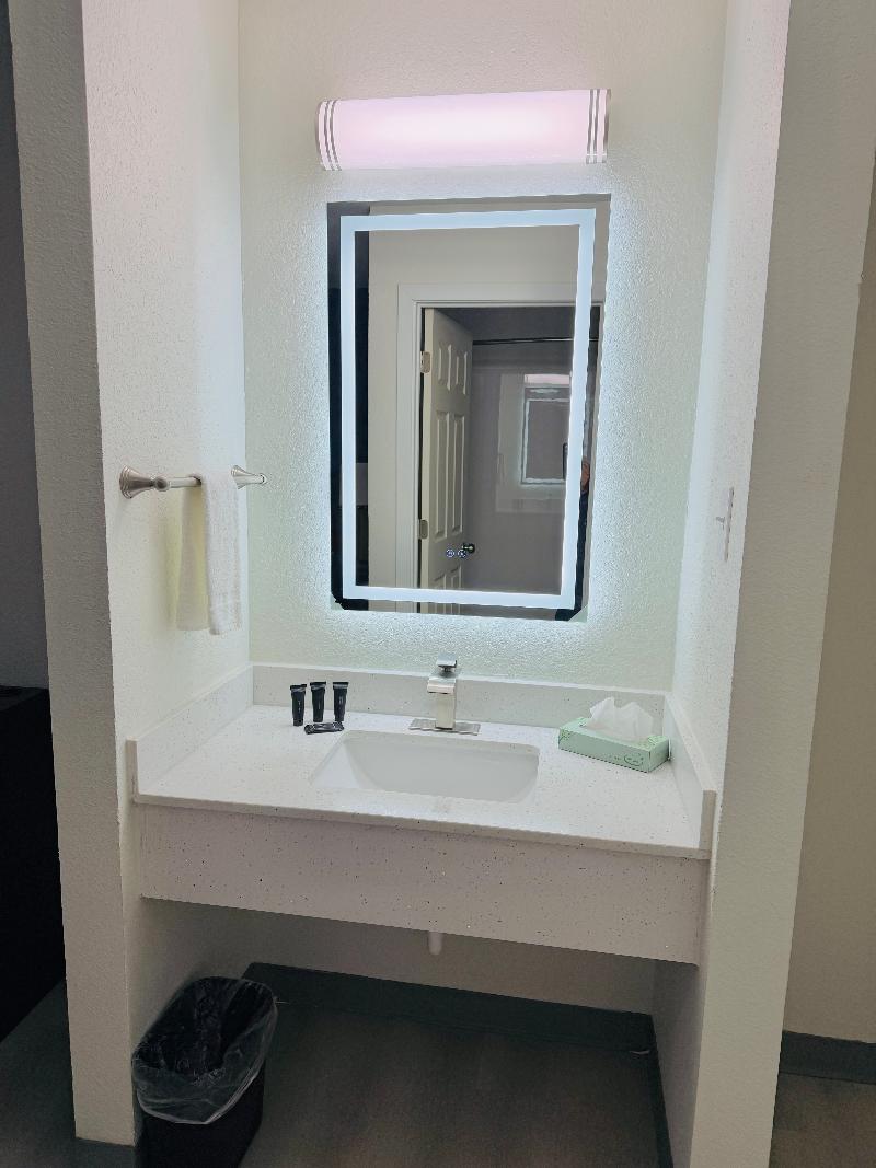 Hallmark Inn and Suites - photo 14