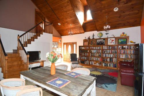 Mountain Meltdown Pet Friendly Grill Wifi Fire Pit Ev Station Shared Space Grill Fire Pit Covered Porch Fountain Pond — Berkeley Springs