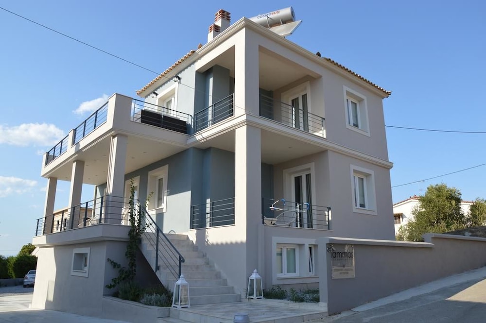 Ammos Luxury Suites — Molaoi