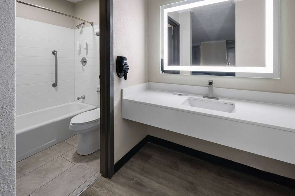 Days Inn by Wyndham Hinesville Near Fort Stewart - photo 25