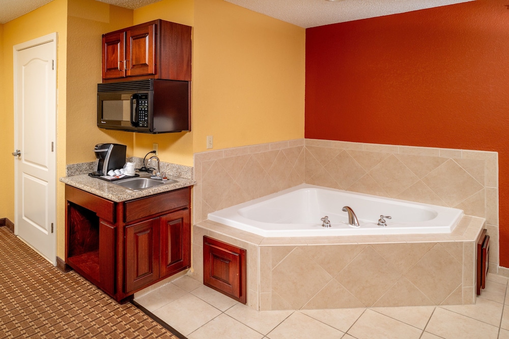 Holiday Inn Express Hotel & Suites Hazard by IHG - photo 25