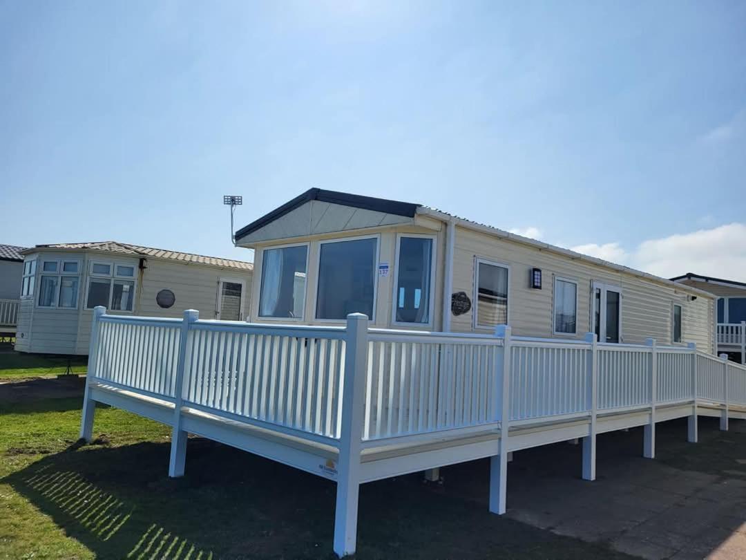 Sea Bliss Beachfront Caravan 2 Bed King Ensuite Sleeps 6 Wrap Decking Crimdon Dene — hotel in Hartlepool