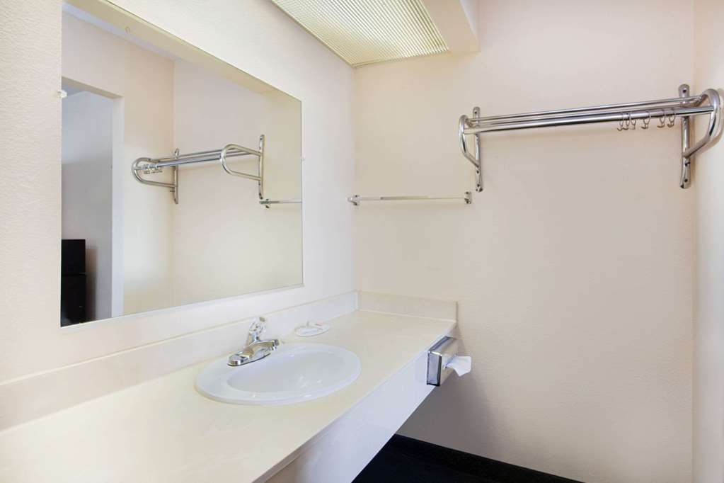 Days Inn by Wyndham Greeneville - photo 11