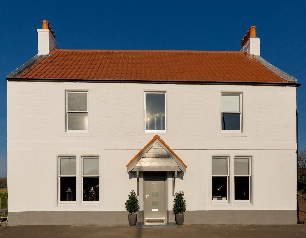 19th Century Luxury Lodge with Hot Tub — 4-Star Luxury Hotel in Musselburgh, United Kingdom