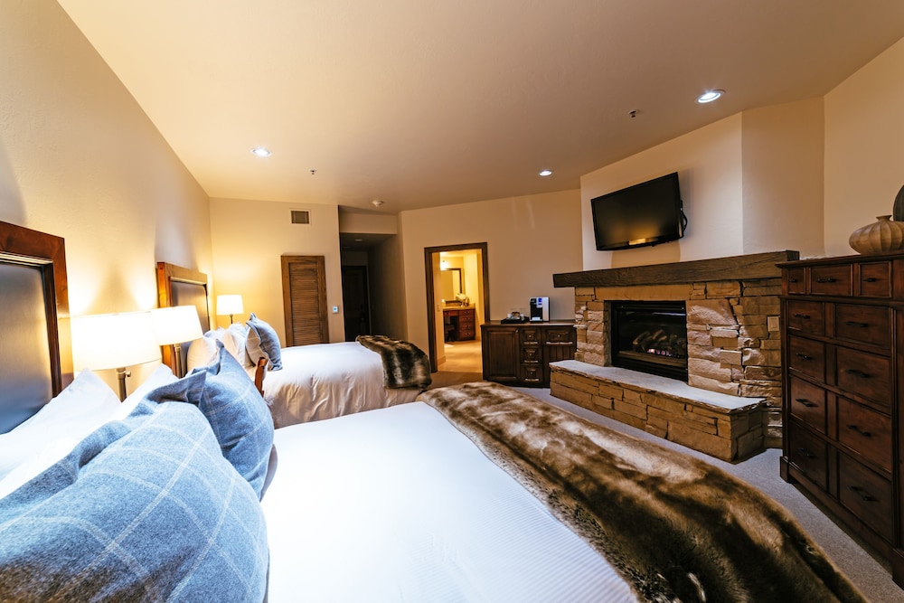 Deluxe Two Queen Room with Fireplace Hotel Room - photo 3