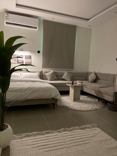استديو مكتبي فندقي متكامل الخدمات Studio With Office And Full Service — 4-Star Luxury Hotel in Riyadh, Saudi Arabia
