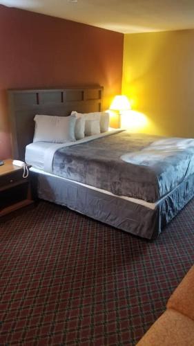 Hotel King Bed Hotel Room 121 Wi Fi Booking — Stillwater