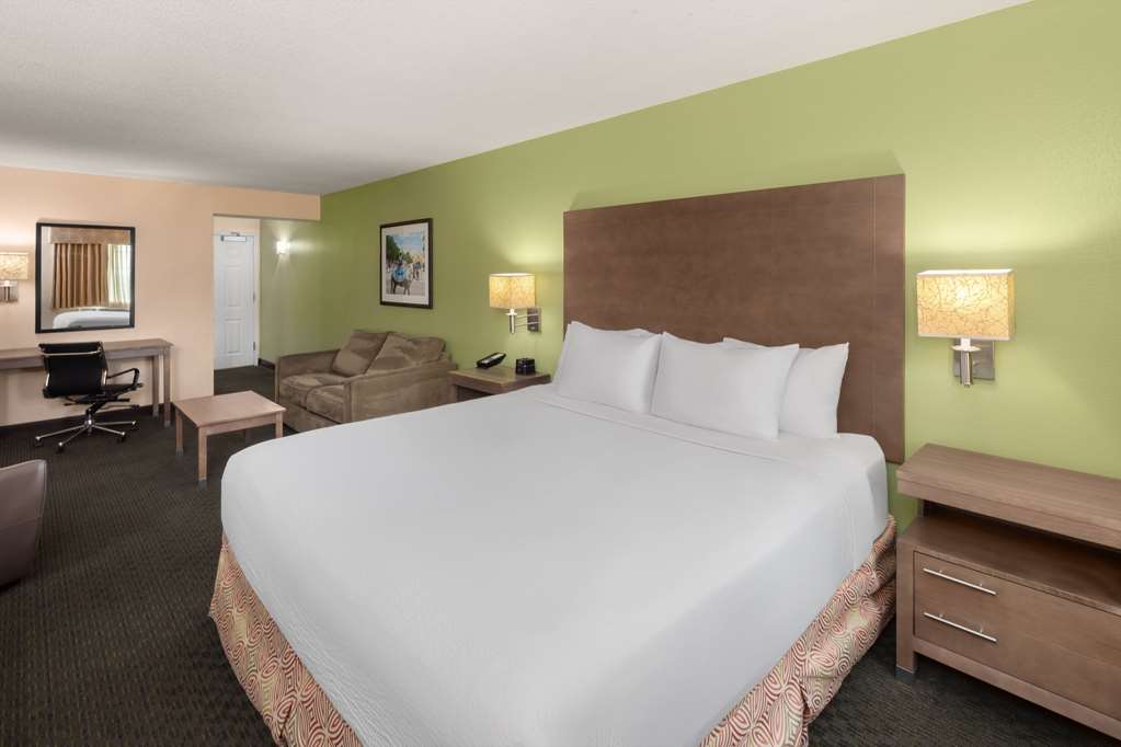 La Quinta Inn & Suites by Wyndham San Antonio Medical Ctr NW - photo 7