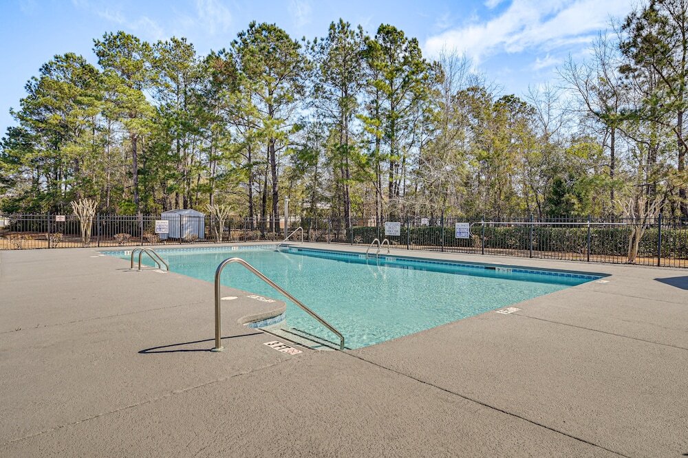Murrells Inlet Condo w Pool Access Near Beach — 4-Star Luxury Hotel in Murrells Inlet, United States