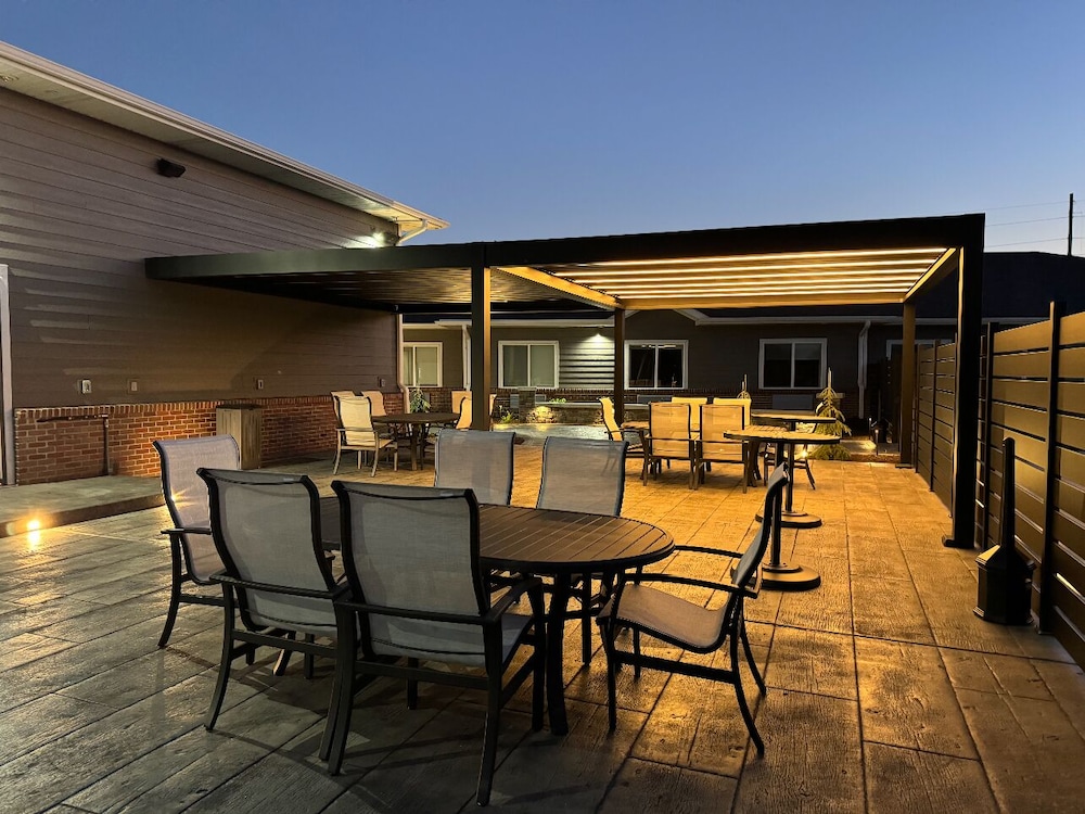 Cardinal Inn & Event Center - photo 10
