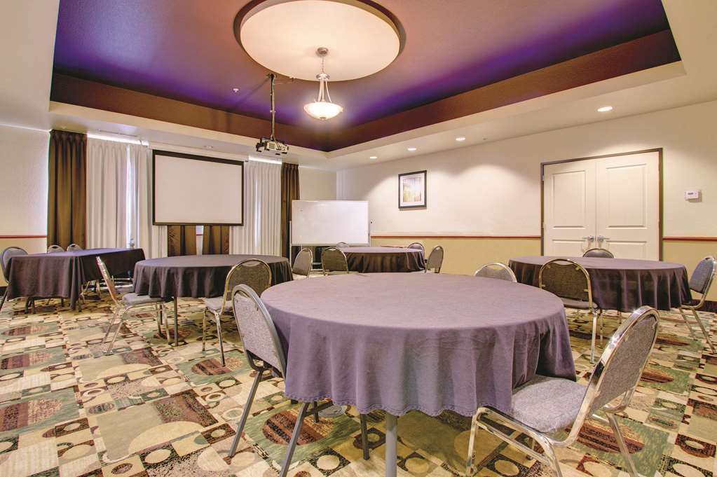 La Quinta Inn & Suites by Wyndham Denver Gateway Park - photo 44