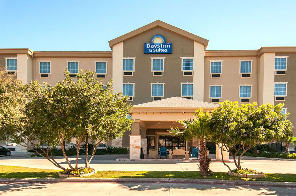Days Inn & Suites by Wyndham San Antonio near Frost Bank Center - photo 2