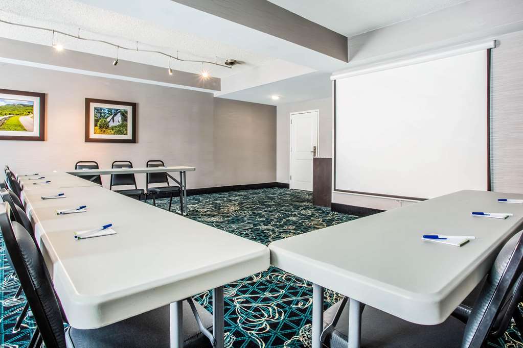 La Quinta Inn & Suites by Wyndham Lynchburg at Liberty Univ. - photo 44