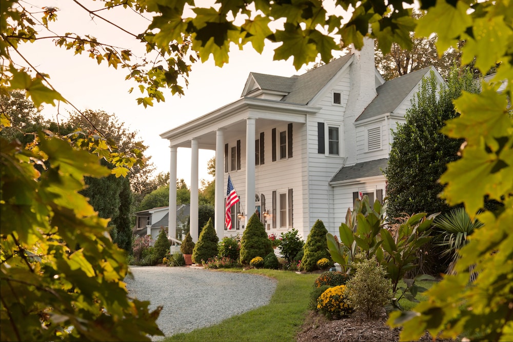 Arrowhead Inn — 4-Star Luxury Hotel in Durham, United States