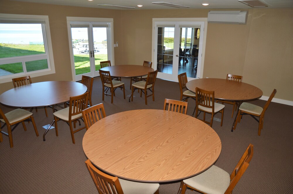 Astoria Crest Motel - photo 82