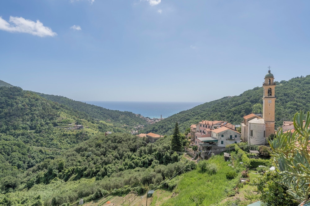 Emma House Moneglia Wifi — 4-Star Luxury Hotel in Moneglia, Italy