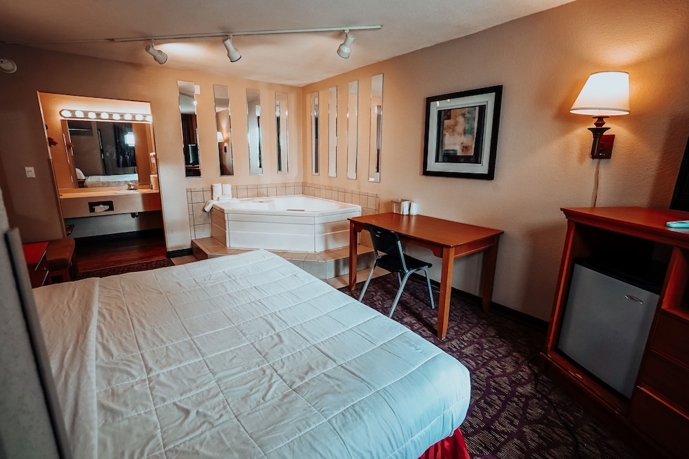 Lamplighter Inn & Suites North - photo 14