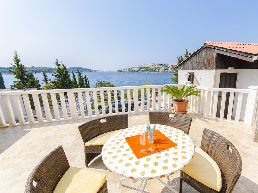 Apartments Jela — 4-Star Luxury Hotel in Rogoznica, Croatia