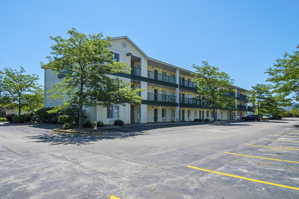 HomeTowne Studios by Red Roof Chicago Waukegan — hotel in Waukegan