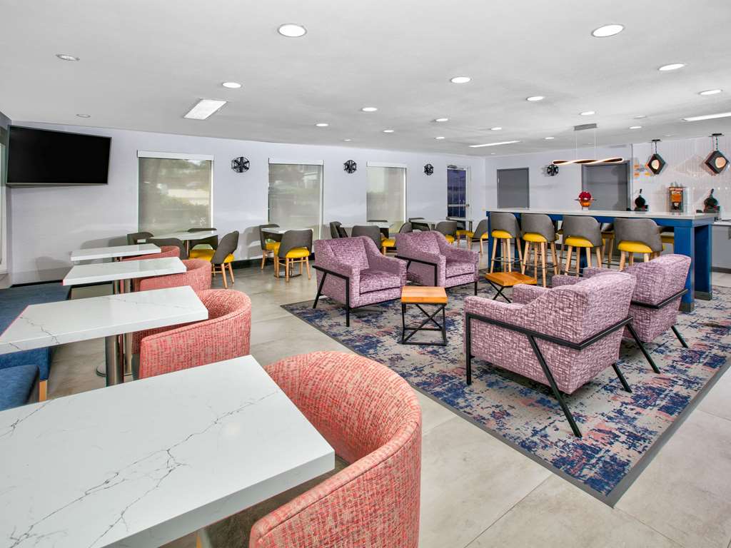 La Quinta Inn & Suites by Wyndham Dallas Las Colinas - photo 13