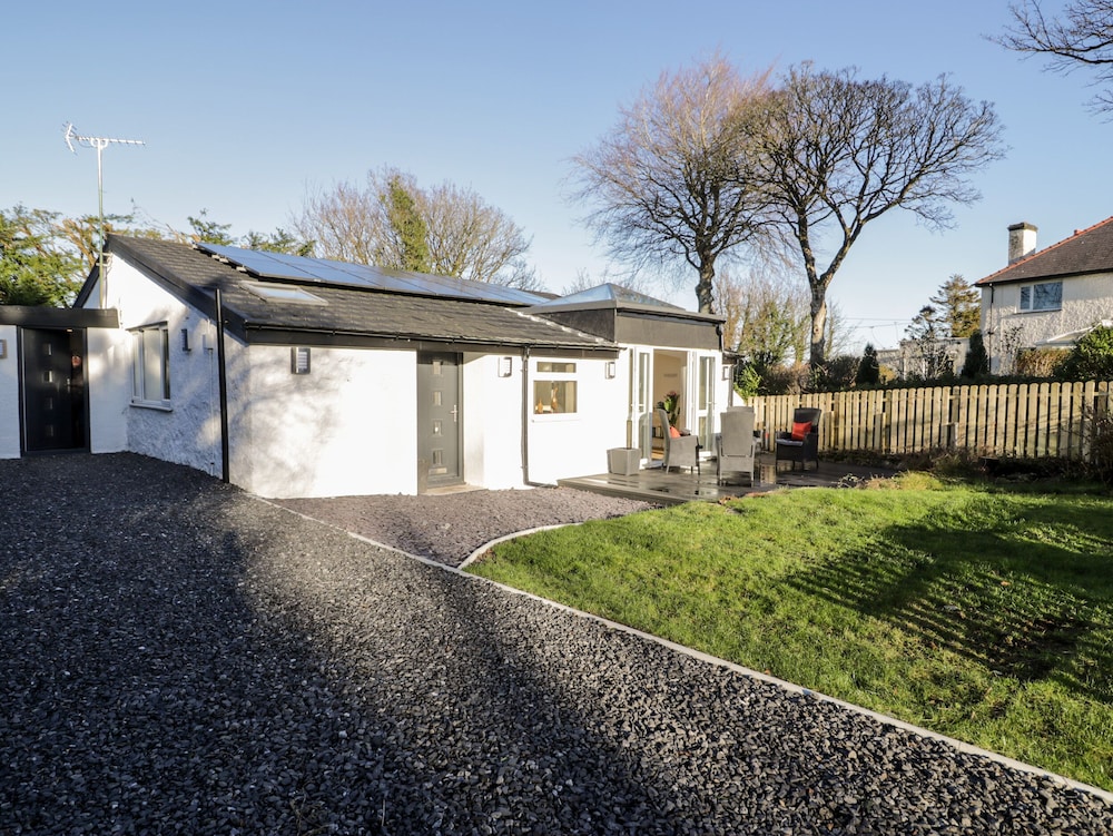 The Cottage at Cromlech Manor Farm — 4-Star Luxury Hotel in Benllech, United Kingdom