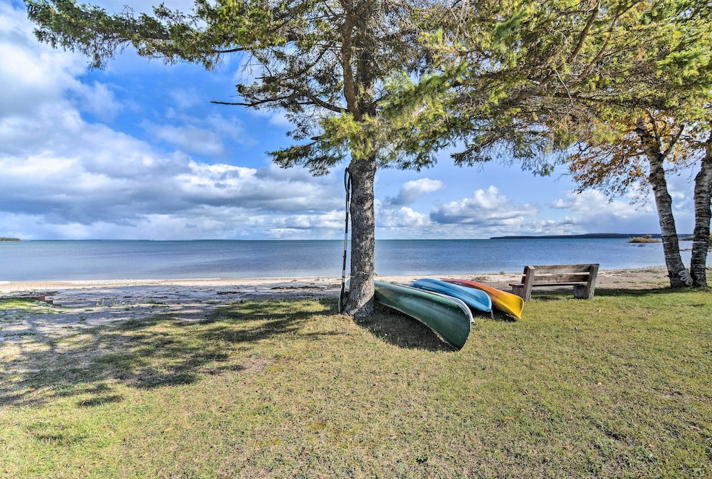 Lovely Lake Huron Getaway Beach Access and Kayaks — 4-Star Luxury Hotel in Saint Ignace, United States