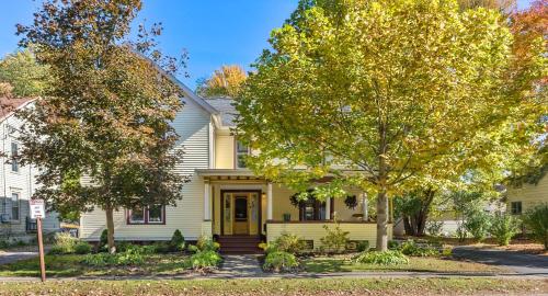 Downtown Spacious Family Oasis — Canton