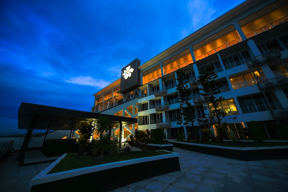 The Oriental Legazpi — 4-Star Luxury Hotel in Legaspi, Philippines